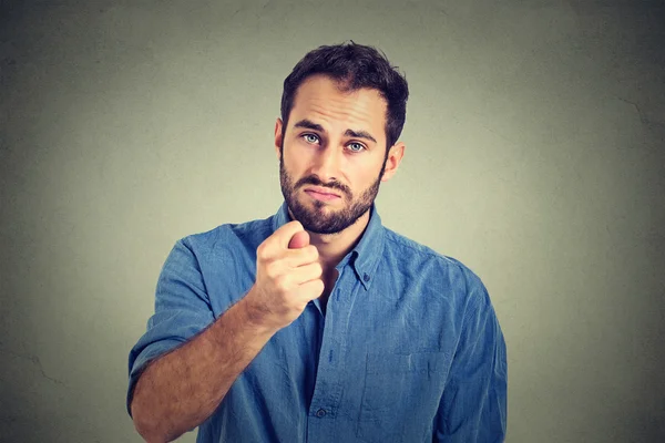 Hombre que da el pulgar, dedo figa gesto obtienes cero nada — Foto de Stock