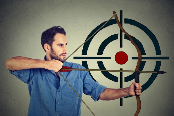 Perfil lateral homem tentando acertar um alvo com arco e flecha — Fotografia de Stock