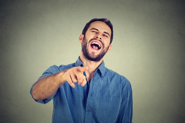 Lachen jonge kerel wijzen met de vinger naar de camera — Stockfoto