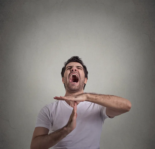 Hombre mostrando el tiempo de espera gesto de la mano, frustrado gritando para parar — Foto de Stock