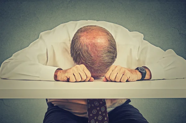 Tired elderly business man sleeping in his office — Stock fotografie