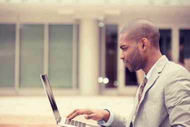 genç işadamı dizüstü bilgisayar açık havada kullanarak çalışma