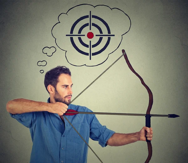 Conceito de homem de negócios determinado com arco e flecha . — Fotografia de Stock