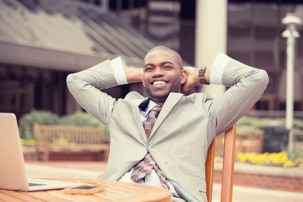 Glücklich Geschäftsmann entspannt am Tisch im Freien Unternehmensbüro sitzen — Stockfoto