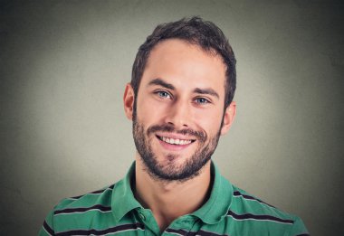 Modern insan, yaratıcı profesyonel gülümseyen headshot 