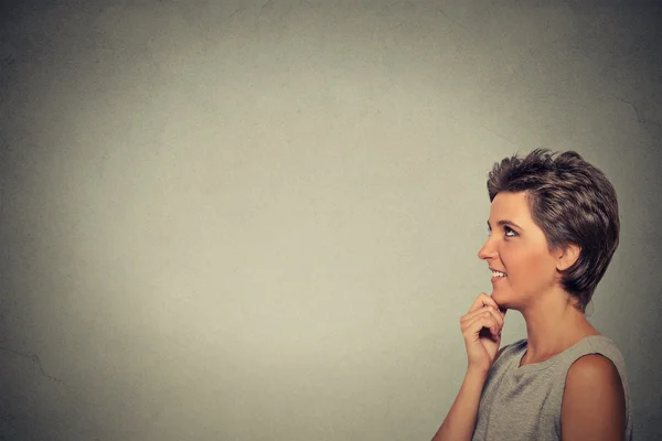 Glückliche schöne Frau, die aufschaut — Stockfoto