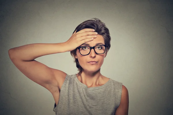 Triste donna preoccupata con mal di testa pensando alla ricerca di una soluzione — Foto Stock