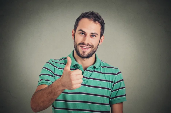 Feliz hombre dando pulgares hacia arriba signo. Expresión positiva del rostro humano lenguaje corporal — Foto de Stock