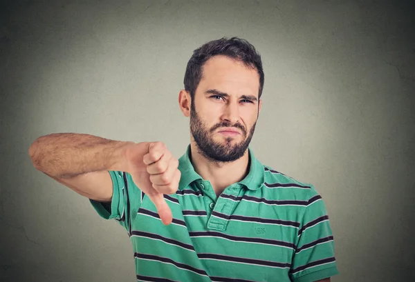 Wütend, unglücklich, junger Mann zeigt Daumen nach unten — Stockfoto