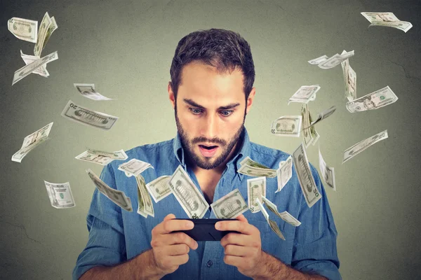 Banca en línea, concepto de comercio electrónico. Hombre sorprendido usando teléfono inteligente — Foto de Stock