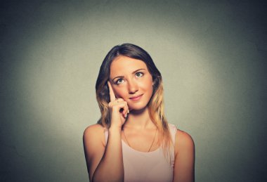 sevimli gülümseyen neşeli mutlu genç kadın yukarı doğru hayal arıyorum