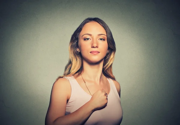 Superheld meisje. Vertrouwen jonge vrouw geïsoleerd op grijze muur achtergrond — Stockfoto