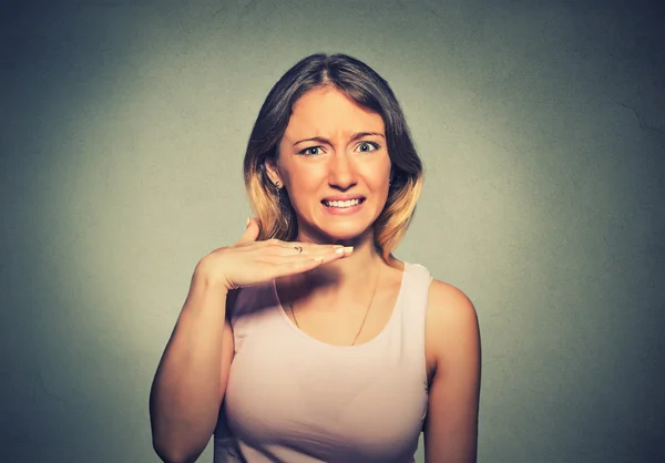Mujer joven enojada haciendo un gesto con la mano para dejar de hablar, cortarlo —  Fotos de Stock