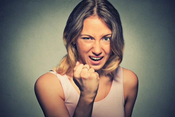 Jovem bela mulher irritada frustrada . — Fotografia de Stock