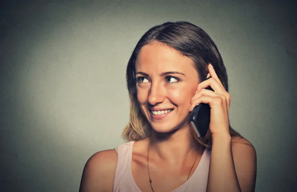 Cep telefonu üzerinde konuşurken bir genç gülümseyen kadın portresi — Stok fotoğraf