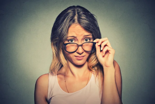 Verward sceptisch vrouw denken kijken naar je met afkeuring kennis van — Stockfoto