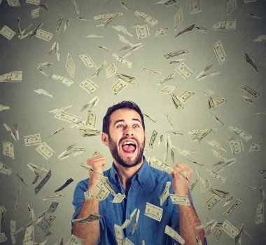 mutlu adam yumruk pompalama para yağmur altında çığlık başarı kutluyor