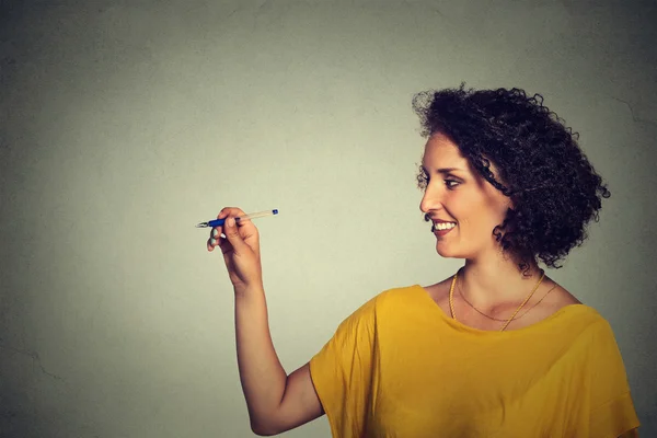 Joven mujer feliz dibujo escritura a bordo con espacio vacío de copia en blanco —  Fotos de Stock