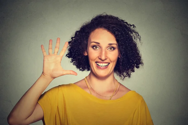 Glimlachende vrouw maken high five met haar hand — Stockfoto