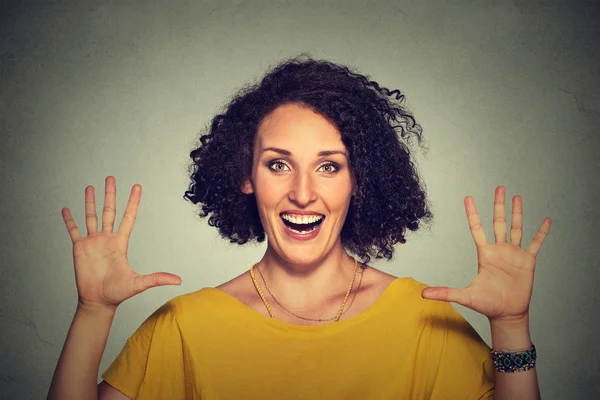 Glückliche, lächelnde junge Frau macht fünfmal Gebärdengeste mit den Fingern der Hände — Stockfoto