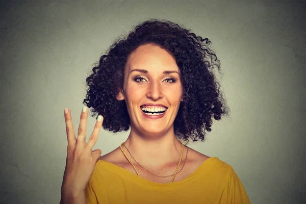 Jovem mulher bonita dando um gesto sinal de três dedos com a mão — Fotografia de Stock