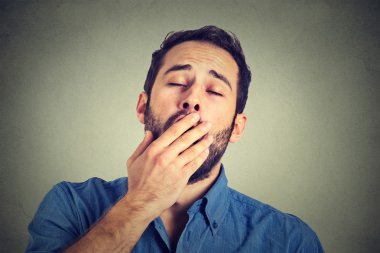 Esneme izole üzerinde gri arka plan adamım