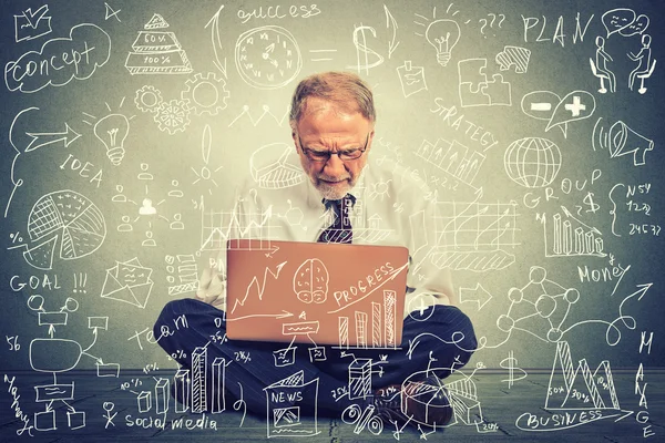 Homem trabalhando em computador sentado em um andar em seu escritório construindo estratégia de negócios futuro — Fotografia de Stock