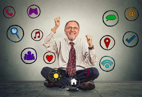 Man sitting on floor using smartphone listening to music — Stock Fotó