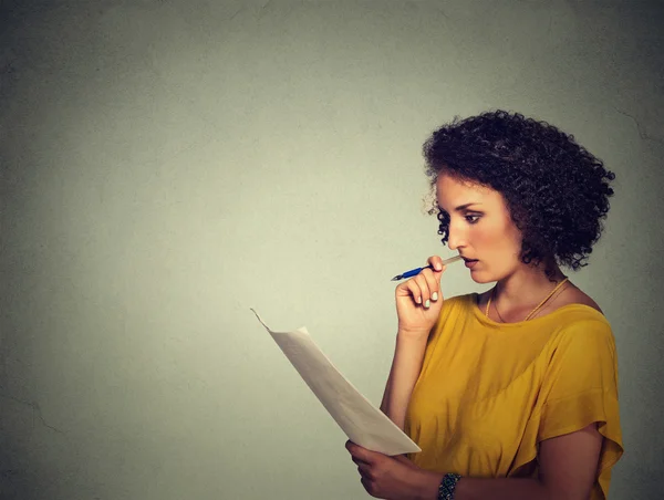 Profilo laterale bella donna pensando isolato su sfondo grigio — Foto Stock