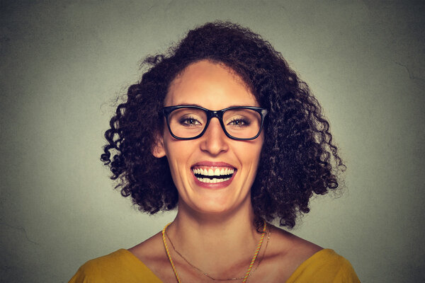 счастливая улыбающаяся женщина в очках
