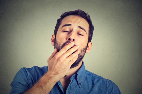 Hombre bostezando aislado sobre fondo gris — Foto de Stock