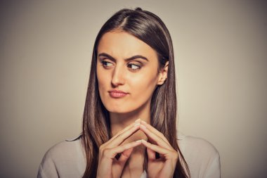sinsi, kurnaz, entrikacı genç kadın bir şey olarak çizme 