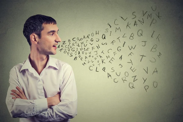 Hombre hablando con letras del alfabeto que salen de su boca. Comunicación, información, concepto de inteligencia —  Fotos de Stock