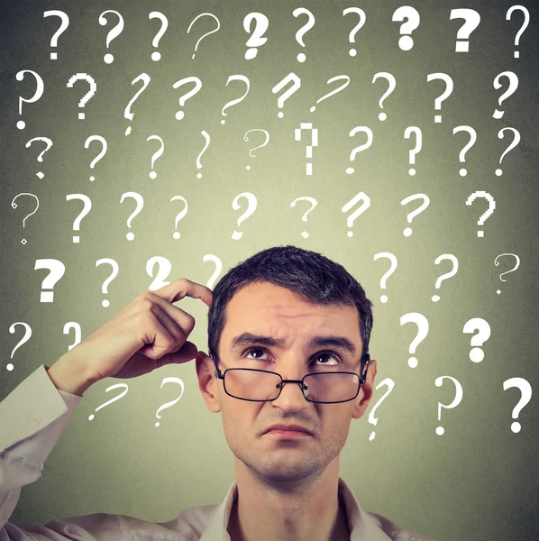 Confused thinking man in glasses scratching his head seeks a solution looking up — Stock Photo, Image