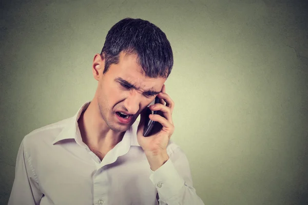 Angry business man screaming on the mobile phone — Stock Photo, Image