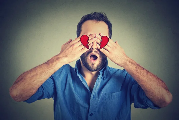 Una cita a ciegas. En el amor el hombre cubre sus ojos con las manos — Foto de Stock