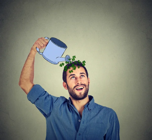 Joven feliz regándose con dinero — Foto de Stock