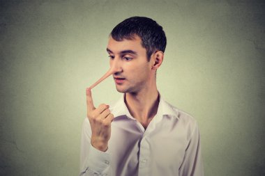 Uzun burunlu adam. Yalancı kavramı. İnsan yüz ifadeleri, duygular, duygular.