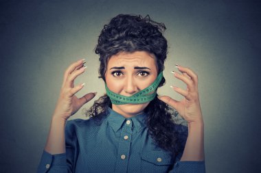 Diyet kısıtlaması stres kavramı. Teyp ağız çevresindeki ölçme ile sinirli kadın