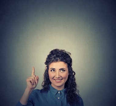 kadın başının üstünde boş kopya alanı, işaret parmağı arama düşünme