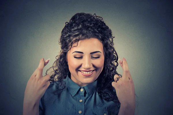 Mooie vrouw kruising haar vingers, ogen dicht — Stockfoto