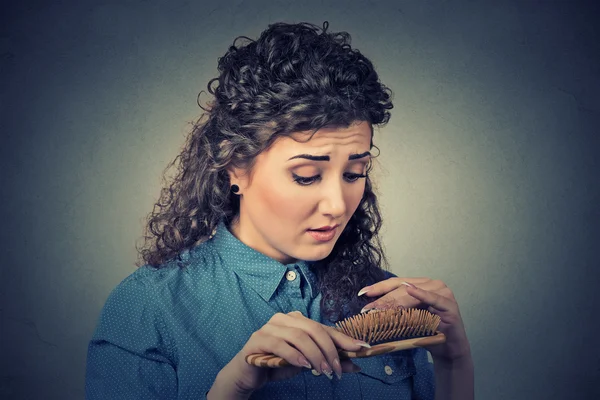 Ongelukkig gefrustreerd jonge vrouw verrast ze is het verliezen van haren, gemerkt gespleten haarpunten — Stockfoto