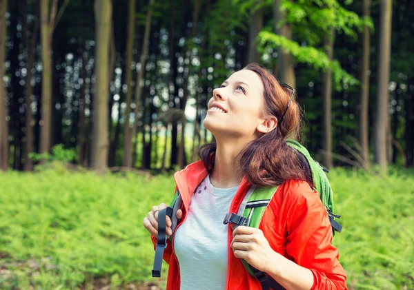 Wanderin im Wald blickt lächelnd nach oben und genießt die Freiheit — Stockfoto