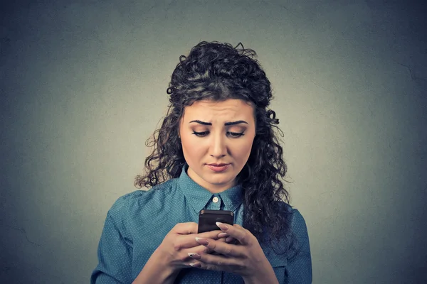 Sconvolto triste infelice donna seria parlando sms al telefono — Foto Stock