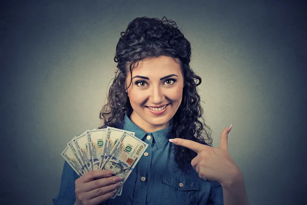 Happy opgewonden succesvolle jonge zakenvrouw aanhouden van geld dollarbiljetten — Stockfoto