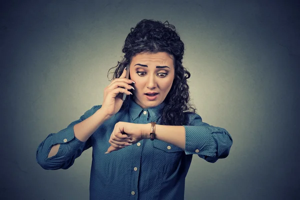 Concepto de gestión del tiempo. Mujer de negocios estresada mirando el reloj de pulsera, llegando tarde — Foto de Stock