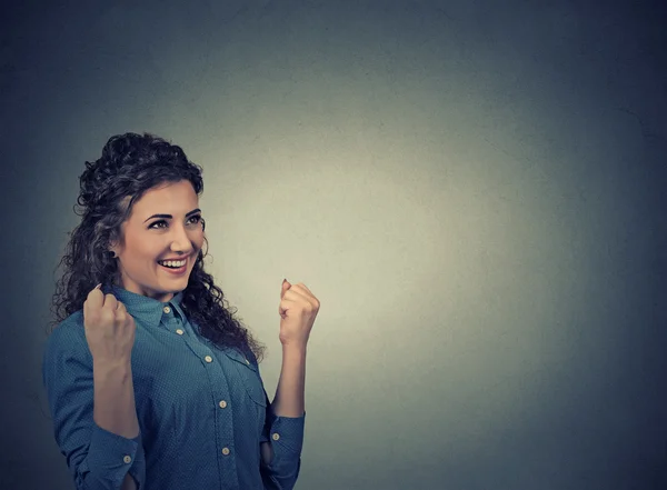 Mutlu kadın exults yumruk pompalama başarı kutluyor. Olumlu insan duygular — Stok fotoğraf