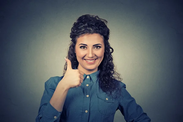 Bonita mulher de negócios sorridente isolado no fundo da parede cinza. Polegar para cima . — Fotografia de Stock