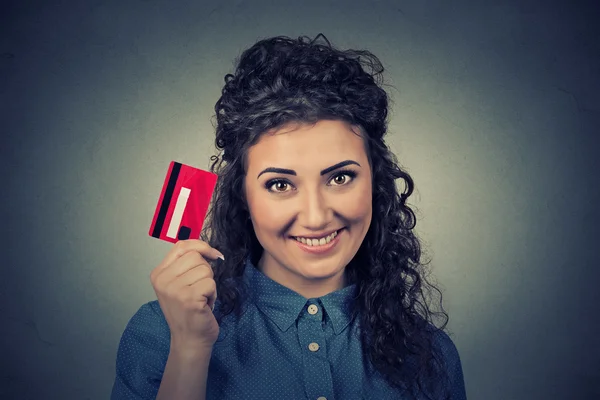 Женщина делает покупки он-лайн держа показывая кредитную карту — стоковое фото