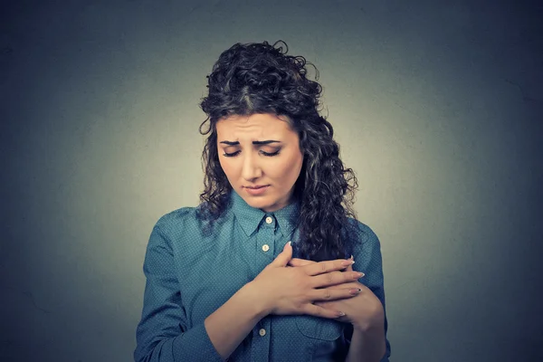 Retrato jovem mulher com dor no peito tocando peito — Fotografia de Stock